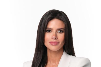 Jácome es abogada y comunicadora. Tiene maestrías en Derecho Constitucional y Argumentación Jurídica.