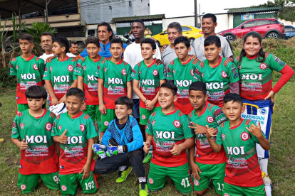 Moisés Caicedo junto a la escuela de fútbol que lleva su nombre y es dirigida por Iván Guerra.