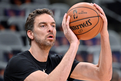 AME5607. SAN ANTONIO (ESTADOS UNIDOS), 10/03/2019.- Pau Gasol de los Milwaukee Bucks calienta este domingo, previo a un partido de la NBA, en San Antonio (EE.UU.). EFE/ Darren Abate