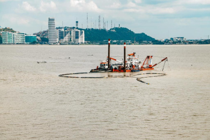 La draga, tras meses de atrasos, empezó a operar el 24 de junio de 2023 en el río Guayas.