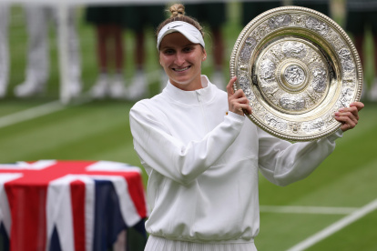 Wimbledon (United Kingdom), 15/07/2023.- Marketa Vondrousova of Czech Republic poses with the trophy after winning her Women"s Singles final match against Ons Jabeur of Tunisia at the Wimbledon Championships, Wimbledon, Britain, 15 July 2023. (Tenis, República Checa, Túnez, Reino Unido, Túnez) EFE/EPA/NEIL HALL EDITORIAL USE ONLY