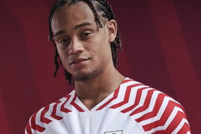 Simons fue formado en La Masía, escuela de formación del FC Barcelona.