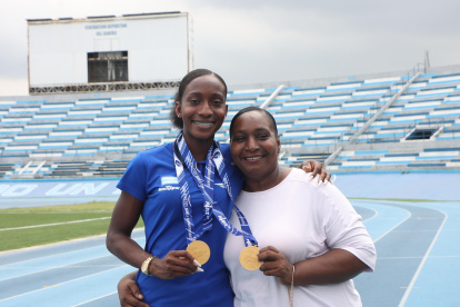 Kiara Rodríguez junto a su madre, Narcisa España, su principal motivación.