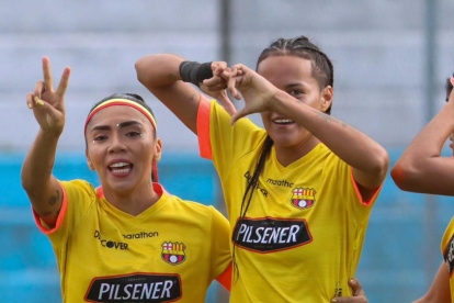 Justine Cuadra quien hizo el gol con que ganó Barcelona a Ñañas en Quito, es felicitada por sus compañeras.