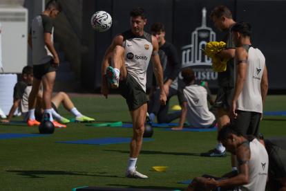 Los Angeles (United States), 24/07/2023.- FC Barcelona"s Robert Lewandowski during a training session at LA Memorial Coliseum in Los Angeles, California, USA, 24 July 2023. FC Barcelona is in the US for their 2023 preseason tour which will play a match in Los Angeles against Arsenal on 26 July 2023. EFE/EPA/ALLISON DINNER
