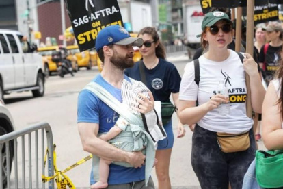 Daniel Radcliffe con su hijo en la huelga de actores
