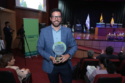 José Mora, ejecutivo de Ventas de Diario EXPRESO, fue el encargado de recibir el reconocimiento.