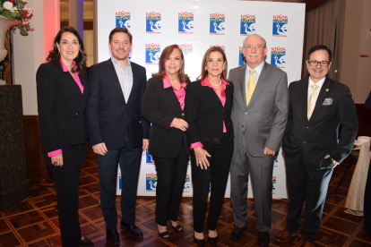 Caterina Costa de García, Robert Wright,, Esperanza de González, Lilianne Enz de Wright, Guillermo Wright, y Alberto Rigaíl.