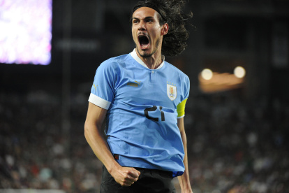 GLENDALE (AZ, EEUU), 03/06/2022.- El delantero central de Uruguay Edinson Cavani celebra su gol durante el partido amistoso disputado entre las selecciones de México y Uruguay este jueves en el estadio State Farm en Glendale, Arizona. Un doblete de Edinson Cavani lideró este jueves la goleada de la selección de Uruguay por 0-3 sobre la de México en un partido de preparación para el Mundial Catar 2022 en el State Farm Stadium de Glendale (Arizona, EE.UU.). EFE/Max Simbron