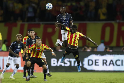 Ewil Murillo (d) de Pereira disputa un balón con Beder Caicedo (c) de Independiente hoy, en un partido de los octavos de final de la Copa Libertadores entre Deportivo Pereira e Independiente del Valle (IDV) en el estadio Hernán Ramírez Villegas en Pereira (Colombia). EFE/ Ernesto Guzmán Jr.