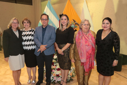 Mary Fisk-Ridder, Esmeralda de Parodi, Giovanni Ginatta, Cristina Figueroa de Bitar, María Fernanda Parra y Edith Pino.