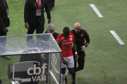 Enner Valencia saliendo del campo de juego la noche del sábado 5 de agosto ante el Corinthians.
