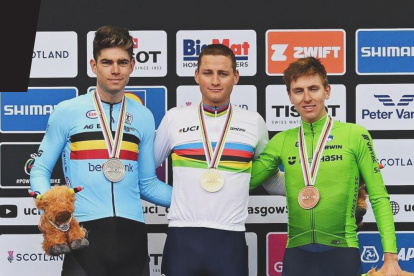Mathieu Van der Poel (c), Taged Pogacar y Wout Van Aert en el podio.