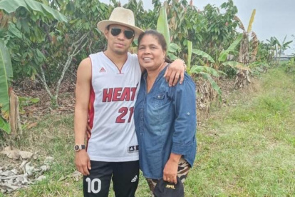 Jefferson Montero junto a su madre Nelly Vite en una de sus últimas visitas a Los Ríos.