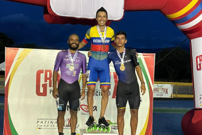 El tricolor Jorge Bolaños (c) en una de las pruebas que lideró.