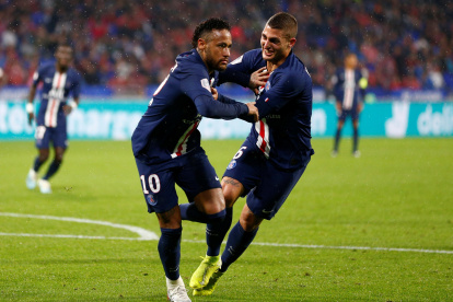 Fútbol - Ligue 1 - Olympique Lyonnais v Paris St Germain - Estadio Groupama, Lyon, Francia - 22 de septiembre de 2019 Neymar de Paris St Germain celebra su primer gol Marco Verratti REUTERS / Emmanuel Foudrot FÚTBOL-FRANCIA-LYO-PSG / REPORT |




Soccer Football - Ligue 1 - Olympique Lyonnais v Paris St Germain - Groupama Stadium, Lyon, France - September 22, 2019 Paris St Germain"s Neymar celebrates scoring their first goal Marco Verratti REUTERS/Emmanuel Foudrot SOCCER-FRANCE-LYO-PSG/REPORT