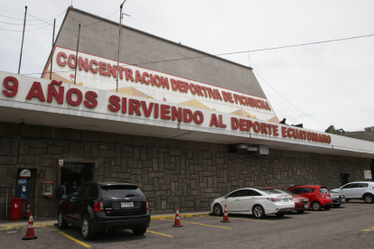 El movimiento en la sede de la Concentración Deportiva de Pichincha, en la ciudad de Quito, fue atípico. Los trabajadores lucían preocupados por la medida.