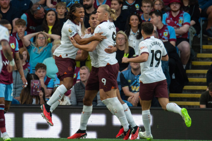Burnley (United Kingdom), 11/08/2023.- Manchester City"s Erling Haaland (C) celebrates after scoring the first goal during the English Premier League soccer match between Burnley and Manchester City at Turf Moor in Burnley, Britain, 11 August 2023. (Reino Unido) EFE/EPA/Peter Powell EDITORIAL USE ONLY. No use with unauthorized audio, video, data, fixture lists, club/league logos or "live" services. Online in-match use limited to 120 images, no video emulation. No use in betting, games or single club/league/player publications