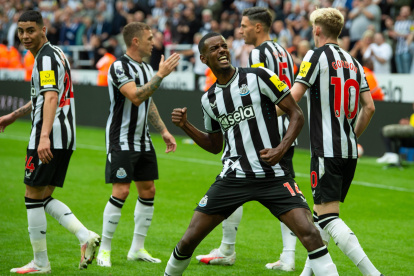Newcastle (United Kingdom), 12/08/2023.- Newcastle"s Alexander Isak celebrates after scoring the fourth goal during the English Premier League match between Newcastle United and Aston Villa in Newcastle, Britain, 12 August 2023. (Reino Unido) EFE/EPA/PETER POWELL EDITORIAL USE ONLY. No use with unauthorized audio, video, data, fixture lists, club/league logos or "live" services. Online in-match use limited to 120 images, no video emulation. No use in betting, games or single club/league/player publications