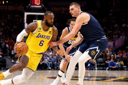 Los Nuggets, de Jokic (d), y los Lakers, de LeBron, abren el duelo.