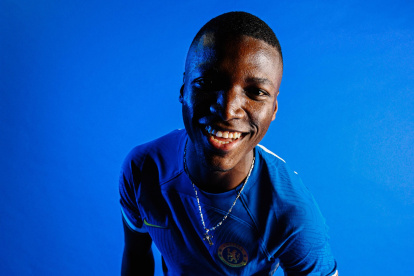 Moisés Caicedo fue oficializado como nuevo jugador del Chelsea.