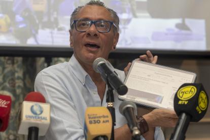 Jorge Glas, exvicepresidente de Ecuador durante el mandato presidencial de Rafael Correa (2007-2017), participa en una rueda de prensa en Guayaquil (Ecuador).