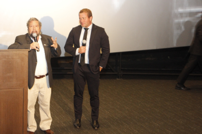 Johnny Czarninski junto a Timothy  Ballard, en cuya vida está inspirada la cinta.