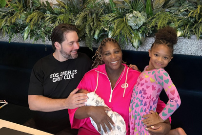 Serena junto a su esposo, Alexis Ohanian, y pequeña Adira River. La acompaña la hermana mayor: Alexis Olympia