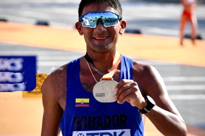 Daniel Pintado con su medalla de plata de la prueba de 35 kilómetros marcha.