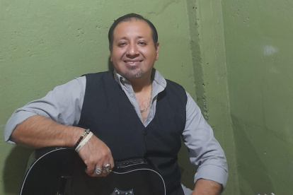 Fernando Campoverde, además de cantante, es también maestro de música.