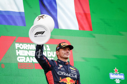 Zandvoort (Netherlands), 27/08/2023.- Dutch driver Max Verstappen of Red Bull Racing celebrates on the podium after winning the Formula 1 Dutch Grand Prix at Circuit Zandvoort, in Zandvoort, Netherlands, 27 August 2023. (Fórmula Uno, Países Bajos; Holanda) EFE/EPA/Remko de Waal