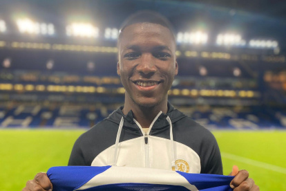 Caicedo usa el mismo dorsal que Valencia portó en el Manchester United.