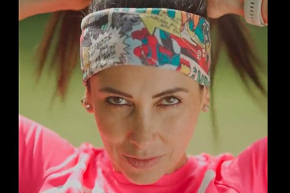 Fitness. La candidata correísta arregla su mejor peinado de influencer.