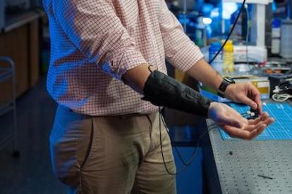 Avance. Uno de los investigadores, se coloca el sensor para una de las pruebas.