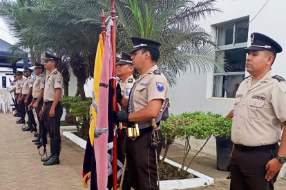 Acto.Durante la entrega de una obra en Simón Bolívar, los policías no portaban chalecos antibalas.