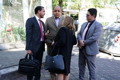 Diligencia. Miembros de la defensa del destituido juez volverán este lunes a la Unidad de la familia de Quito.