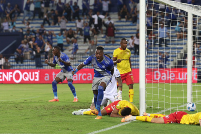 Brayan Carabalí cuando celebraba eufórico el gol de Édgar Lastre. Sin embargo, la felicidad le duró muy poco al Bombillo, pues el tanto fue anulado.