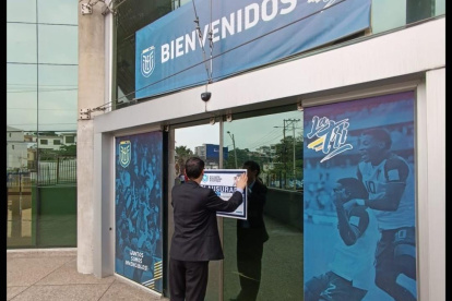 Los momentos en que se coloca el sticker de "clausurado" en las puertas de la FEF.