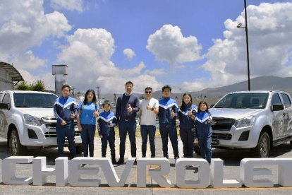 Personal de Chevrolet durante la entrega de las dos camionetas a la escuela de Carapaz.