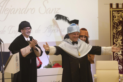 El cantante y compositor Alejandro Sanz (d) saludando tras ser investido hoy en Algeciras como doctor Honoris Causa por la Universidad de Cádiz.