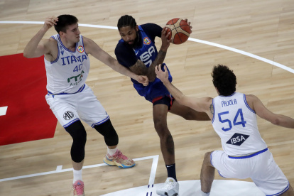 Manila (Philippines), 05/09/2023.- Brandon Ingram (C) of the United States in action against Alessandro Pajola (R) of Italy during the FIBA Basketball World Cup 2023 quarter final stage match between Italy and USA in Manila, Philippines, 05 September 2023. (Baloncesto, Italia, Filipinas, Estados Unidos) EFE/EPA/FRANCIS R. MALASIG
