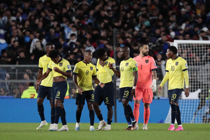 AME7420. BUENOS AIRES (ARGENTINA), 07/09/2023.- Jugadores de Ecuador reaccionan hoy, en un partido de las Eliminatorias Sudamericanas para la Copa Mundial de Fútbol 2026 entre Argentina y Ecuador en el estadio Más Monumental en Buenos Aires (Argentina). EFE/ Luciano González