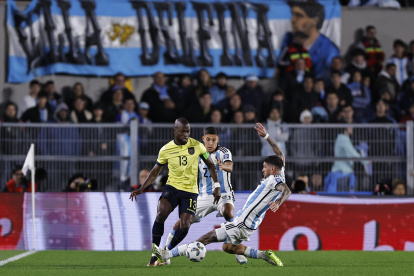 AMDEP9004. BUENOS AIRES (ARGENTINA), 07/09/2023.- Rodrigo De Paul (d) de Argentina disputa el balón con Enner Valencia de Ecuador hoy, en un partido de las Eliminatorias Sudamericanas para la Copa Mundial de Fútbol 2026 entre Argentina y Ecuador en el estadio Más Monumental en Buenos Aires (Argentina). EFE/ Juan Ignacio Roncoroni
