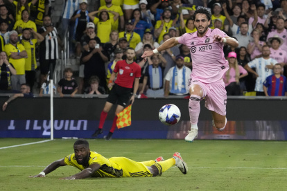 Nashville (United States), 19/08/2023.- Inter Miami CF forward Leonardo Campana (R) leaps past Nashville SC defender Shaq Moore (L) as Campana races to the goal in the final moments of the second half of the 2023 Leagues Cup final between Nashville SC and Inter Miami CF at Geodis Park in Nashville, Tennessee, USA, 19 August 2023. EFE/EPA/MARK HUMPHREY