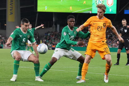 Dublin (Ireland), 10/09/2023.- Josh Cullen and Chiedozie Ogbene of Ireland in action against Frenkie de Jong of the Netherlands during the UEFA EURO 2024 Group B qualifier soccer match between Ireland and the Netherlands in Dublin, Ireland, 10 September 2023. (Irlanda, Países Bajos; Holanda) EFE/EPA/LORRAINE O"SULLIVAN