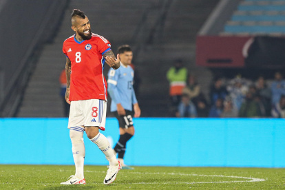 AMDEP9161. MONTEVIDEO (URUGUAY), 08/09/2023.- Arturo Vidal de Chile celebra su gol hoy, en un partido de las Eliminatorias Sudamericanas para la Copa Mundial de Fútbol 2026 entre Uruguay y Chile, en el estadio Centenario en Montevideo (Uruguay). EFE/ Gastón Britos