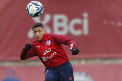 AME8504. SANTIAGO (CHILE), 10/09/2023.- Fotografía cedida hoy por la Federación de Fútbol de Chile (FFCh) que muestra a Alexis Sánchez mientras participa en un entrenamiento del seleccionado chileno de fútbol, en el complejo Juan Pinto Durán en Santiago (Chile). EFE/ Comunicaciones FFCh /SOLO USO EDITORIAL /SOLO DISPONIBLE PARA ILUSTRAR LA NOTICIA QUE ACOMPAÑA (CRÉDITO OBLIGATORIO)