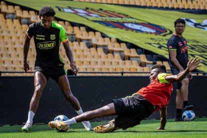 El cuadro amarillo entrenó con equipo completo en el Estadio Monumental.