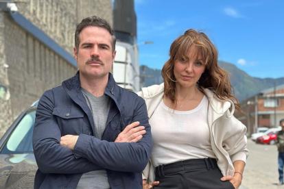 Roberto Manrique junto a Carolina Gómez en una foto promocional de la producción.