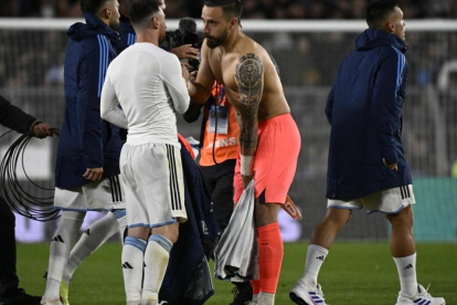 Hernán Galíndez (d) pudo intercambiar la camiseta con Lionel Messi (i), al término del encuentro entre Argentina y Ecuador, que se dio el 7 de septiembre en Buenos Aires